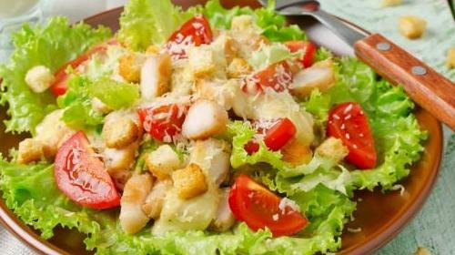 Cézár saláta krutonnal és csirke recept egy klasszikus
