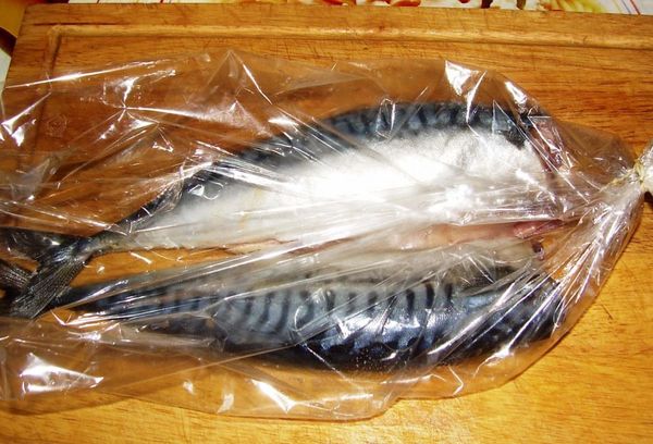 Főzni makréla a hagyományos módon és a csomagban
