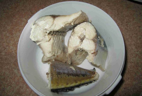 Főzni makréla a hagyományos módon és a csomagban