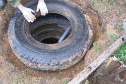 A leeresztő lyuk a fürdő kezét (drain) A leeresztő lyuk a fürdő kezével