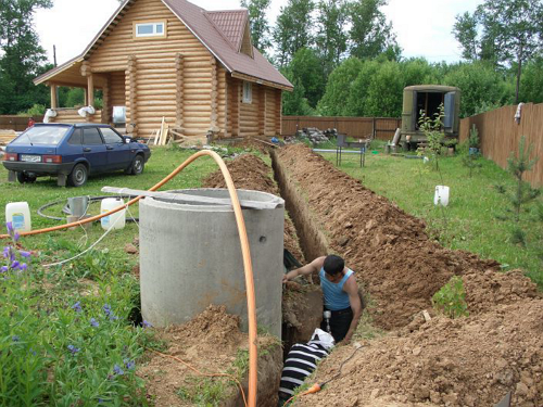 A leeresztő lyuk a fürdő kezével