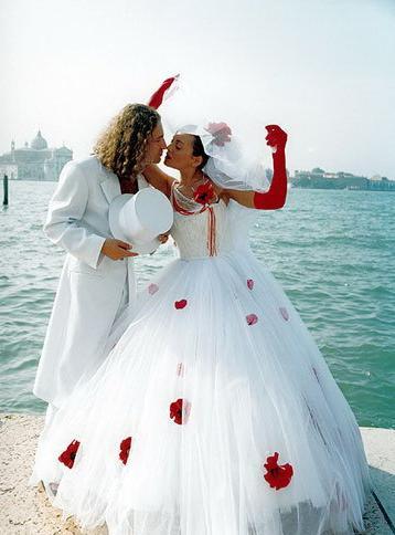 Esküvői ruhák csillagok, melyek másokat is szégyellem (25 fotó)