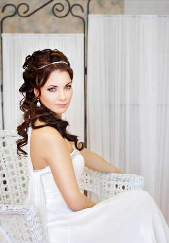 Esküvői frizura az empire stílusú, az árak és képek Moszkvában