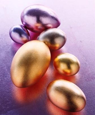 Díszítő húsvéti tojások a kezüket, egy fotó kollekcióban (Húsvét) Díszítő húsvéti tojások a kezüket, a fotógyűjtemény