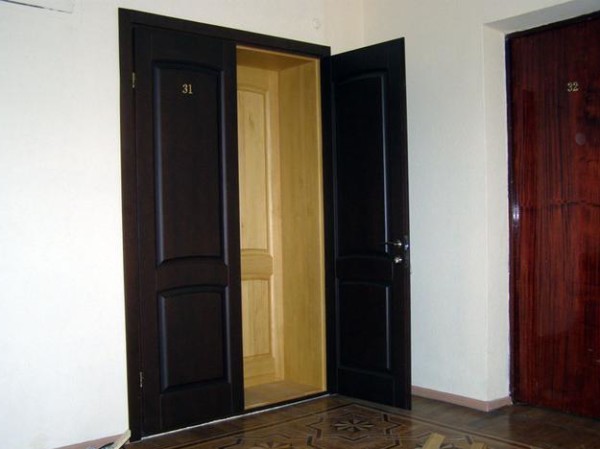 A második bejárati ajtó a lakás előnyeit és hátrányait