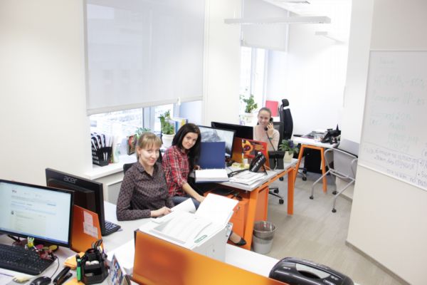 Világos és szokatlan társaság „Skinkea” office (kreativitás) Világos és szokatlan irodája „Skinkea”