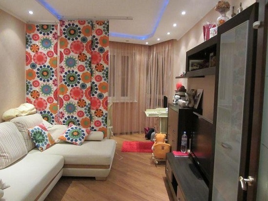 Zónák egyszobás lakás egy család egy gyerek válaszfalak (családi) Zónák egy hálószobás apartman egy család egy gyerek válaszfalakkal