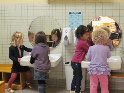 És te tanítani a gyermeket, hogyan kell helyesen mossanak kezet