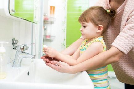 És te tanítani a gyermeket, hogyan kell helyesen mossanak kezet