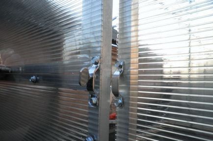 Az ajtó polikarbonát üvegházakban jellemző elve automatikusan nyíló, telepítés