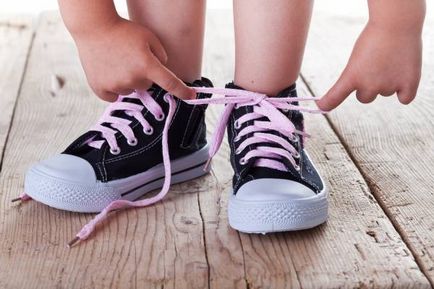 Hogyan kell tanítani a gyermeket kötni a cipőjét különböző módokon