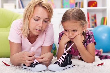 Hogyan kell tanítani a gyermeket kötni a cipőjét különböző módokon