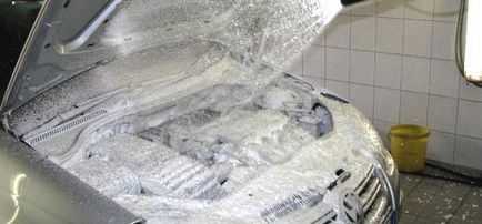 Hogyan mossa a saját autó motorja