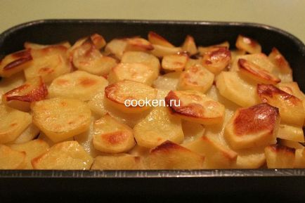 Burgonya, sült gombával és zöldségekkel a sütőben - a recept egy fotó