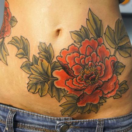 Szép tetoválás a hasán lányok (fotó)