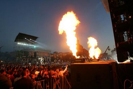 Tűz, tűz generátor, üzemanyag égő színpadi show és a speciális effektusok a splash jelenés
