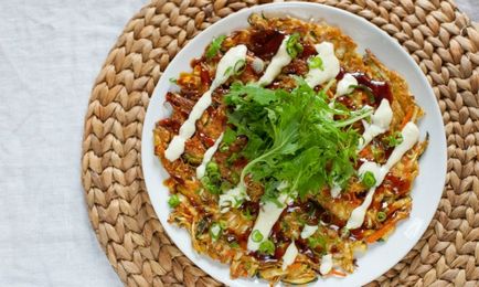 Okonomiyaki- lépésre folyamat főzés pizza japán