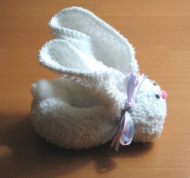 Húsvéti nyuszi és a csirke a kezüket arra törölközők (csirke) Húsvéti nyuszi és a csirke a kezüket ki törölközők