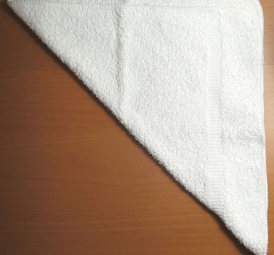 Húsvéti nyuszi és a csirke ki törölközők kezük (saját) Húsvéti nyuszi és a csirke a kezüket ki törölközők