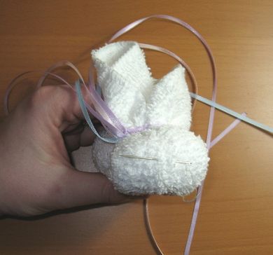 Húsvéti nyuszi és a csirke ki törölközők kezük (saját) Húsvéti nyuszi és a csirke a kezüket ki törölközők