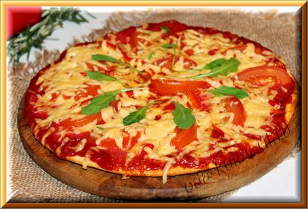 Pizza kolbásszal és sajttal kész alapon egy óda a gasztronómia
