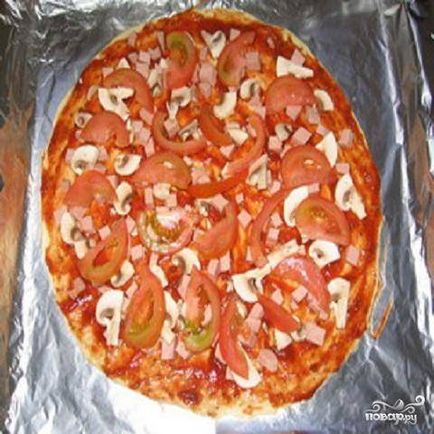 Pizza paradicsommal és kolbász - egy lépésről lépésre recept fotók