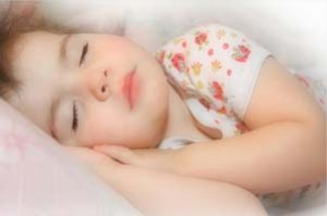 Miért egy gyerek alszik végén, és mit kell tenni a fiatal szülők