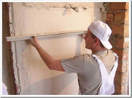 Felkészülés falak tapétázás alapozó feldolgozása és összehangolása a falak ragasztás előtt tapéta
