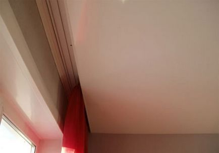 Mennyezeti függöny, valamint egy hang, és csatolja a függönyt, hogy a mennyezet - jellemzői (jobbra) Mennyezeti függöny, valamint egy hang, és csatolja a függönyt, hogy a mennyezet - jellemzők