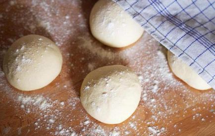 Kovásztalan tésztát a pitét a sütőben recept fényképpel (tészta) Kovásztalan tésztát a pitét a sütőben recept egy fotó