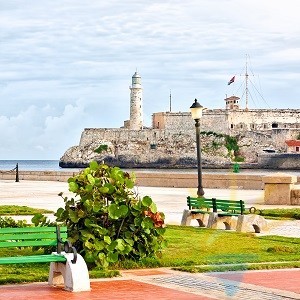 Séta a vízparton Malecon szerves részét képezik a látogatás Havanna