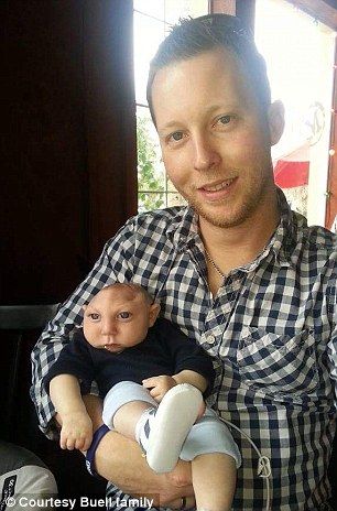 Egy gyermek született nélkül az agy és a koponya nemcsak túlélte, hanem ünnepelte első napján (egy részének) Egy gyermek született nélkül az agy és a koponya nemcsak túlélte, hanem ünnepelte első napján