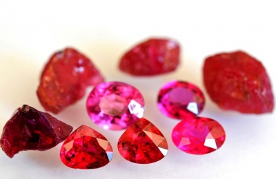 Ruby korund mi ez, és hogyan lehet megkülönböztetni (különbséget) Ruby korund mi ez, és hogyan lehet megkülönböztetni