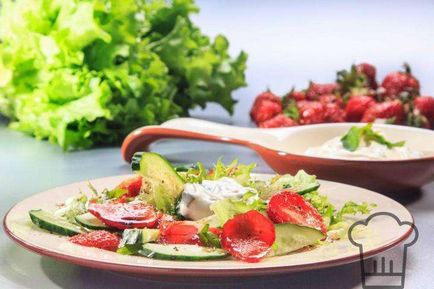Saláta uborka és eper - egy egyszerű, lépésről lépésre recept fotók