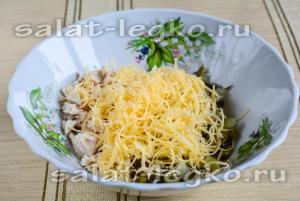 Saláta csirkével és zöldborsóval recept ecetes uborkát és a tojás (zöld) Saláta csirkével és zöldborsóval recept kovászos uborka és a tojás