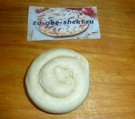 Péksütemények tekercs tej mák, mazsola, szezámmag, dió (tészta) Péksütemények egy zsemle tejjel és mák, mazsola, szezámmag, dió