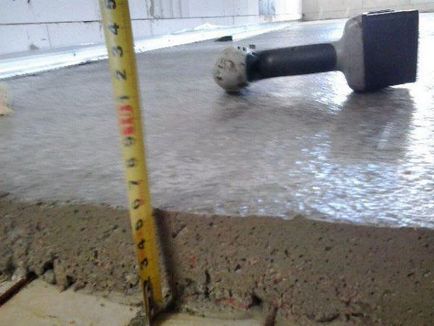 Hogyan száraz esztrich homok, beton 10 cm, 5 cm alatt csempe, laminált padló alatt félszáraz (a) Hogyan száraz esztrich homok, beton 10 cm, 5 cm alatt csempe, laminált padló alatt félszáraz
