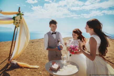 Esküvői két a Krímben, látogatás ünnepség egy tengerre néző - a fotós - Krím, Szevasztopol, Jalta,