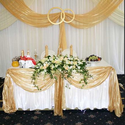 Esküvő elefántcsont színű elrendezése és díszítése a csarnok