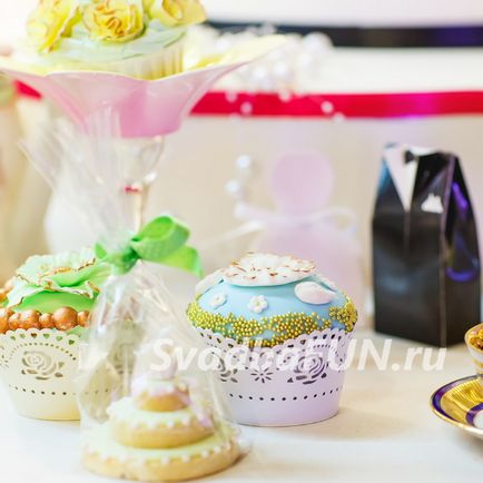 Esküvői cupcakes helyett torta - fotó cupcakes egy esküvő