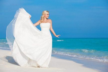 Esküvői ruha esküvőre a tenger képre fotózásra