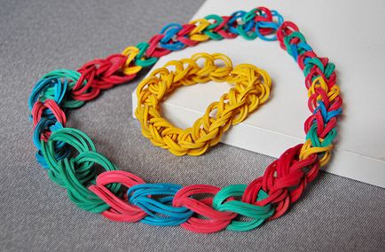 Kezével egy nagyon egyszerű karkötő vagy nyaklánc gumiszalag, pro merített (nagyon) Kezével egy nagyon egyszerű karkötő vagy nyaklánc gumiszalag, pro merített