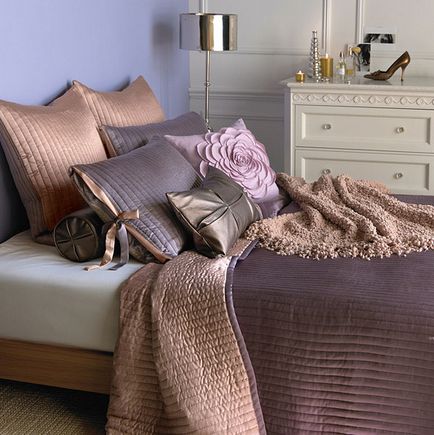 Textil elegáns hálószoba bútorok ágyak, szép takaró (fotó)