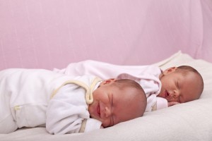 Gondozása újszülött ikrek higiénia, az alvás és etetés