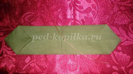 Lotus váza papír szalvéta kezük, mint a jelen március 8. (a) Lotus váza papír szalvéta kezük, mint egy ajándék március 8