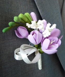 Kiválasztása boutonniere a vőlegény