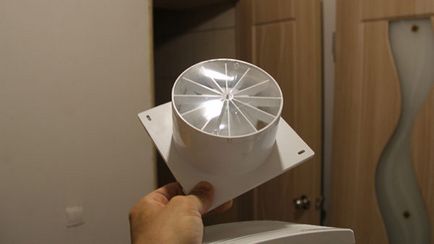 Szagelszívó a fürdőszobában és a WC-vel, mennyezeti elektromos és egyéb lehetőségek (kivonat) Szagelszívó a fürdőszobában és a WC-vel, mennyezeti elektromos és egyéb opciók