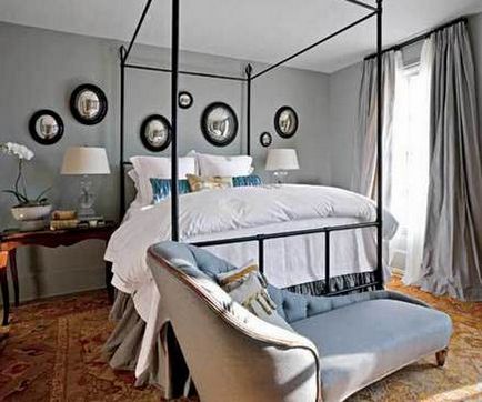 A tükör az ágy fölé fejtámla hagyományos dekorációval, hálószoba kialakítása