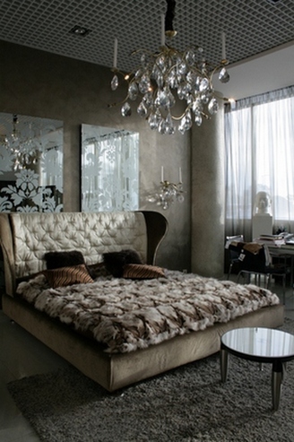 A tükör az ágy fölé fejtámla hagyományos dekorációval, hálószoba kialakítása