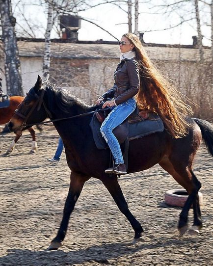 Élő Rapunzel fotó egy lány hihetetlenül hosszú haj elfoglalta a szociális hálózatok